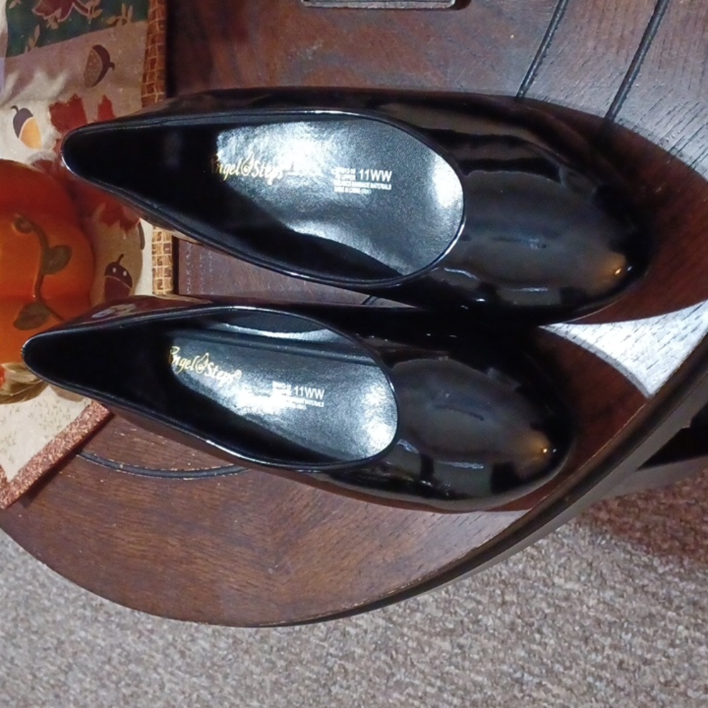 Women's shoes. Angel steps black patient leather Nwot size 11ww